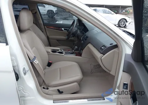 2010 Mercedes-Benz C 300 из США, поврежденный, VIN WDDGF5EB4AF495411